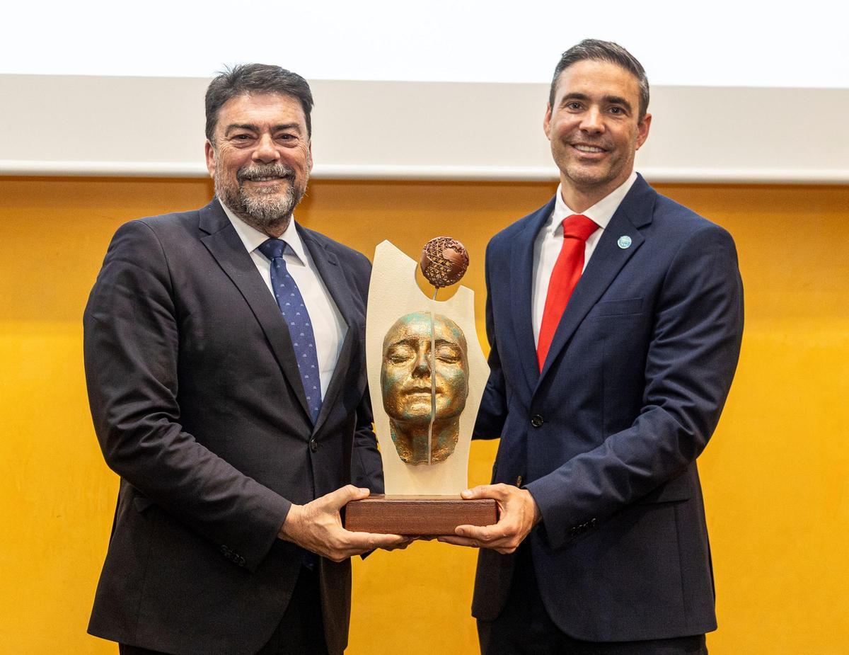 El alcalde de Alicante Luis Barcala junto a Moreno del Val, presidente de Icoval con uno de los premios, réplica de la escultura «Somos uno», del escultor Carlos Lorenzo.