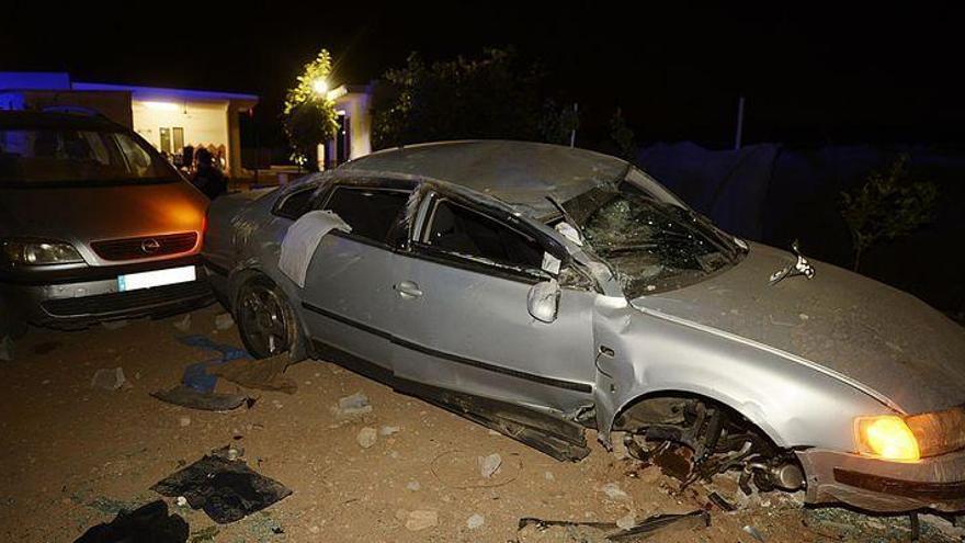 Un coche se sale de la vía en Almassora y se empotra en el patio de un maset