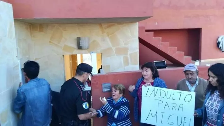 Le meten en la cárcel y le derrumban la casa por construir sin permiso