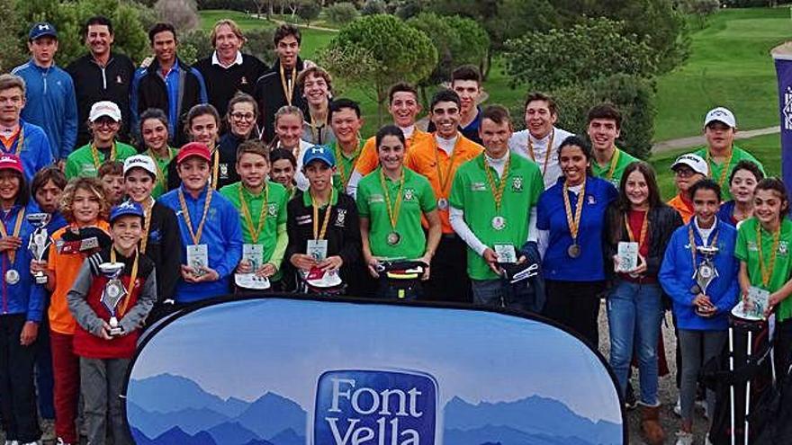 Foto de familia de los premiados tras la final del Circuito Juvenil, celebrada en el Club Golf Vall d&#039;Or.