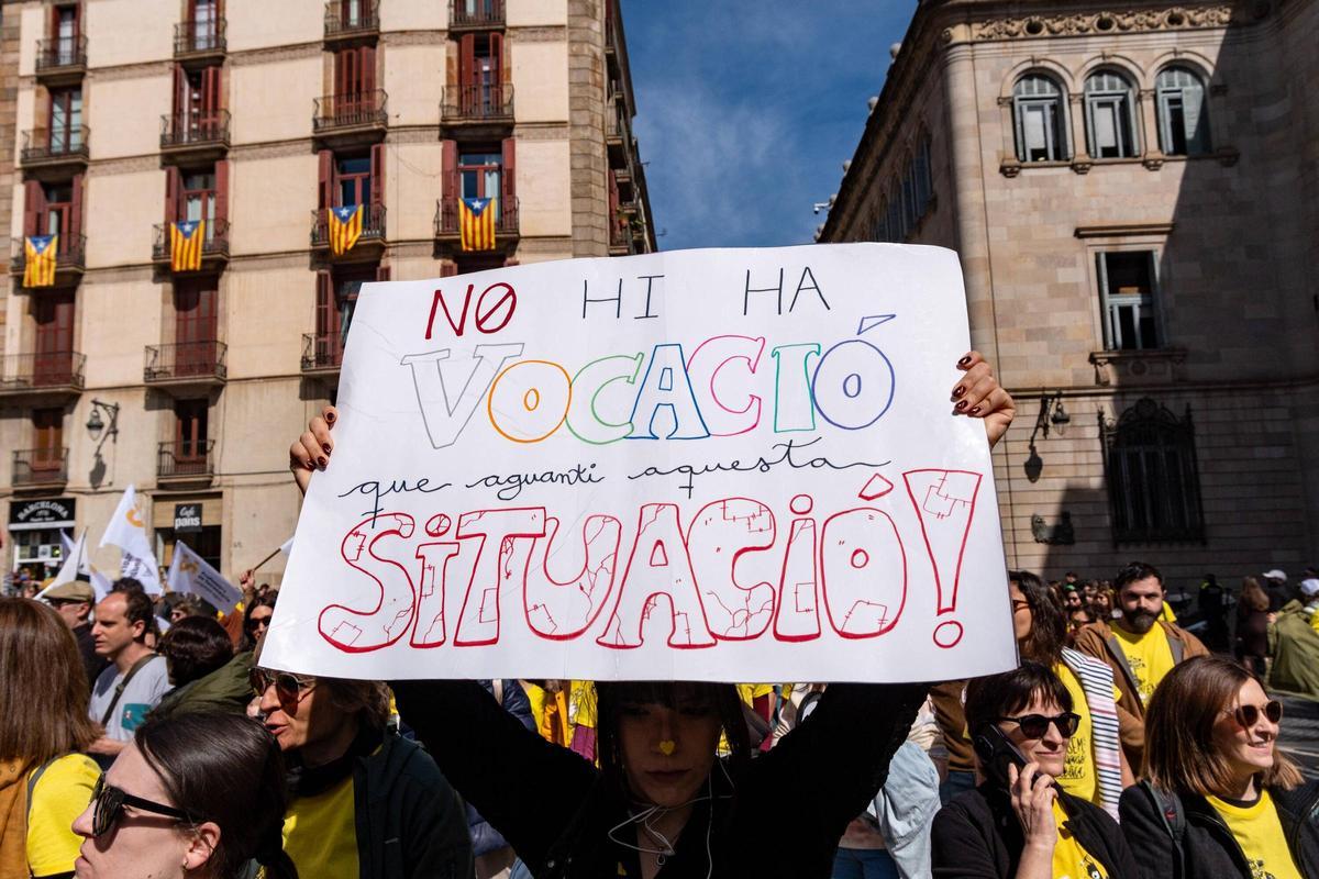 Una docente muestra una pancarta durante las movilizaciones docentes de este mes de marzo.