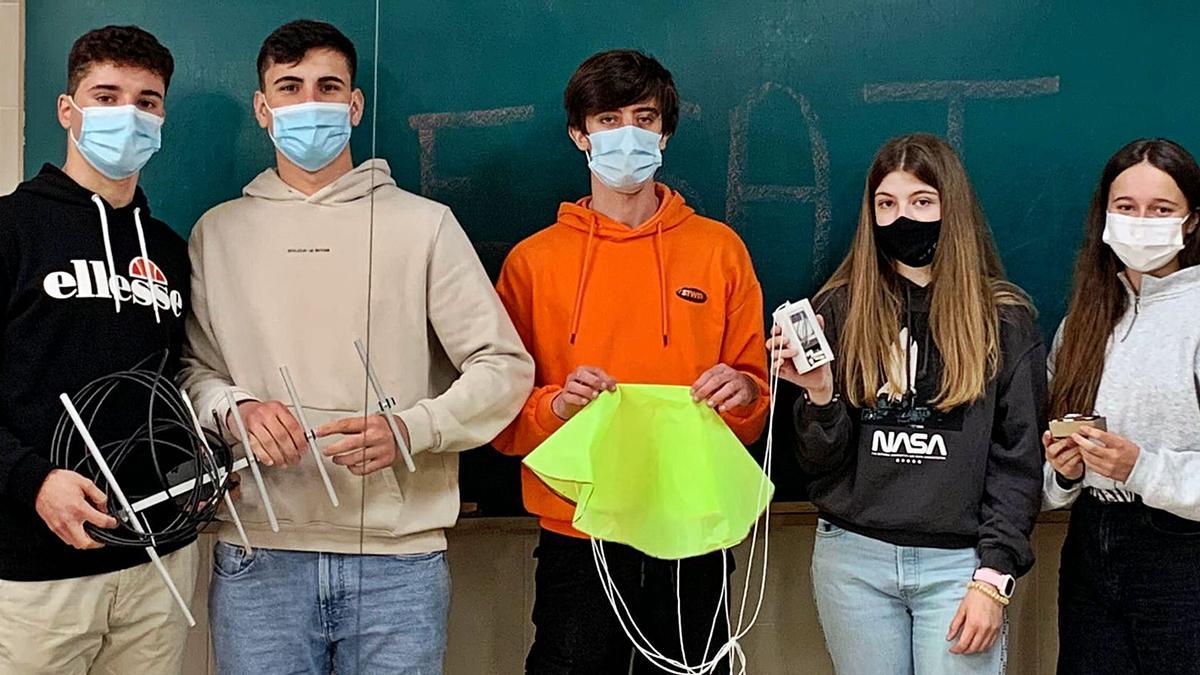 Los cinco estudiantes del instituto pontevedrés que participaron en el concurso.   | // FDV