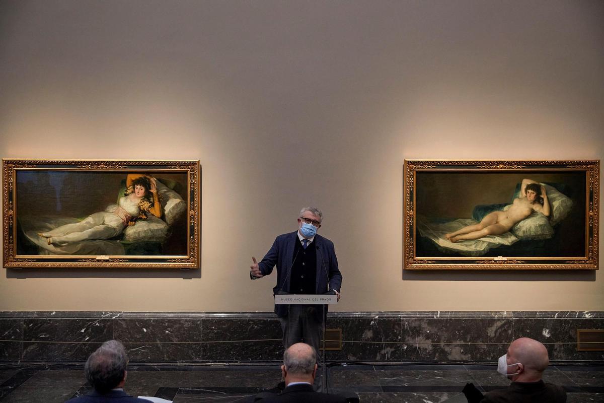 El director del Museo del Prado, Miguel Falomir, frente a la nueva ubicación de los cuadros de Goya.