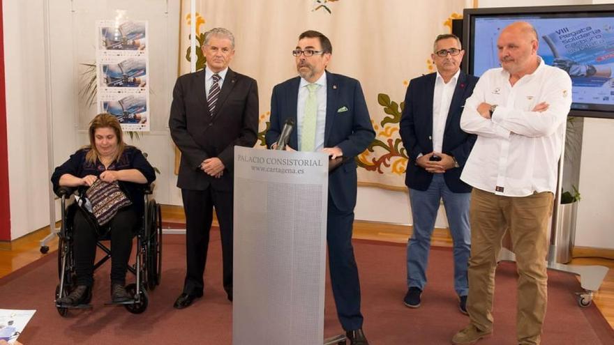 El alcalde de Cartagena José López habla en la presentación de la regata Carburo de Plata.