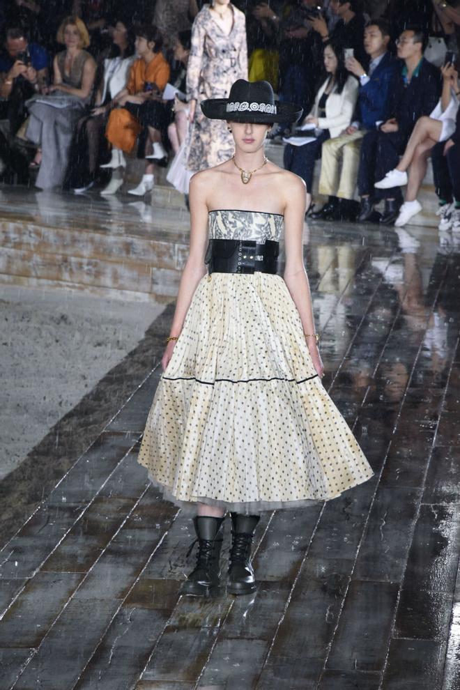 Vestido de escote palabra de honor de la colección crucero de Dior 2019