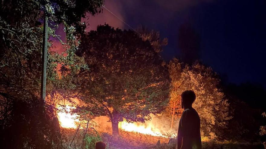 Varios incendios nocturnos en la provincia de Ourense, donde el nivel de riesgo está entre muy alto y extremo