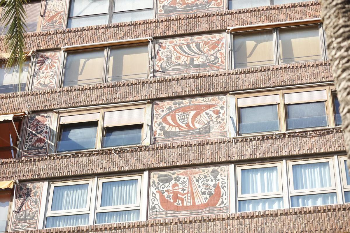 Detail of the ceramics that decorate the Mónaco building in Alicante.