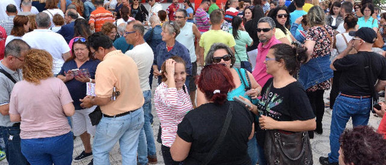 Un momento del sorteo de un vale de 500 euros, celebrado a las 13.00 horas en la tienda de Conforama.