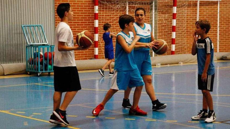 Los participantes del campus hacen equipos para la disputa de un partido.