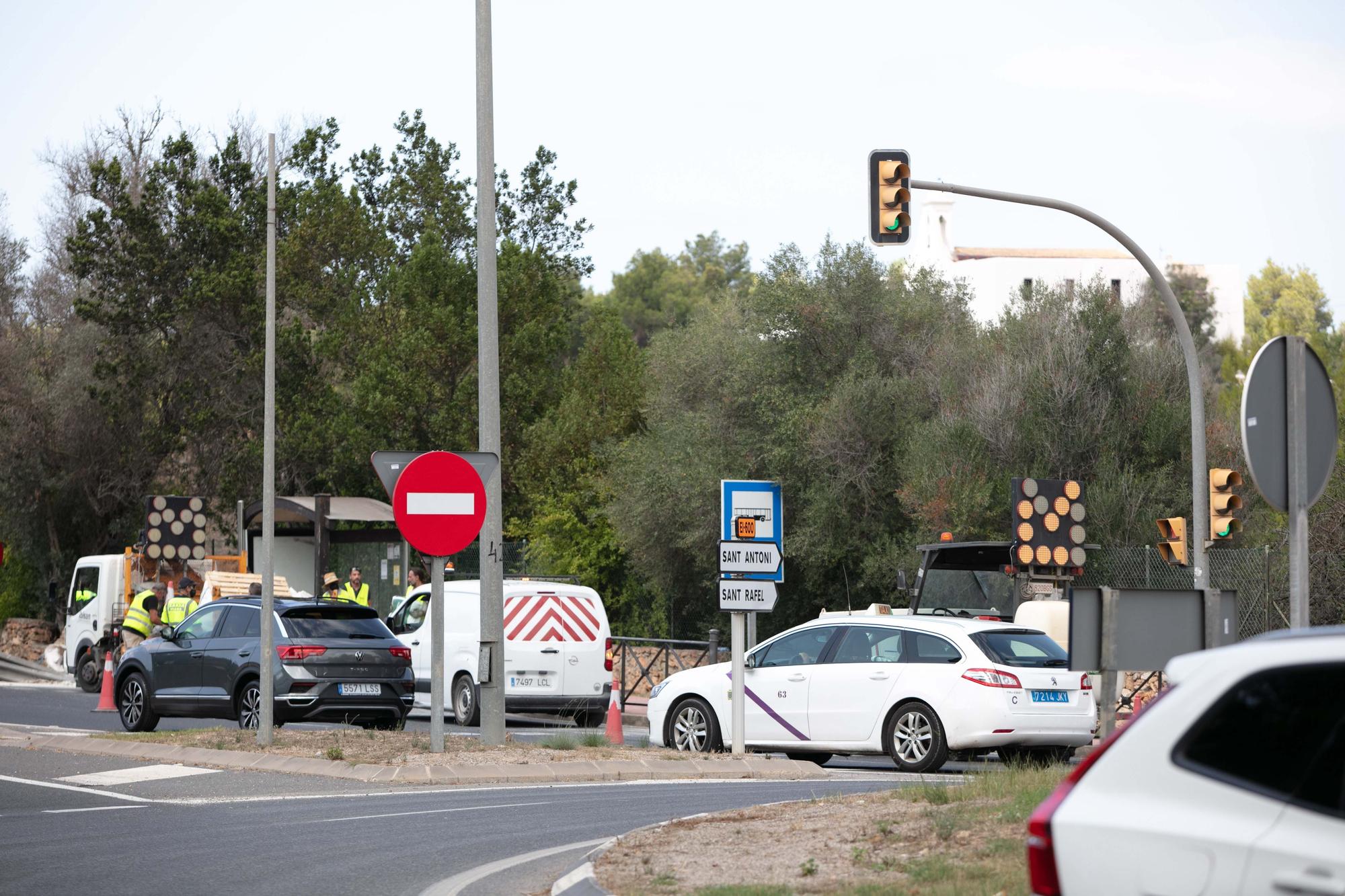 Un camión pierde su carga y provoca el corte de la carretera que une Ibiza y Sant Antoni