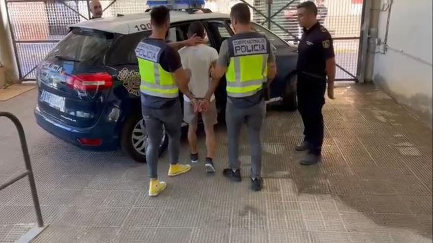 El detenido por el crimen de Orihuela, increpado por la familia de la víctima al llegar a los juzgados