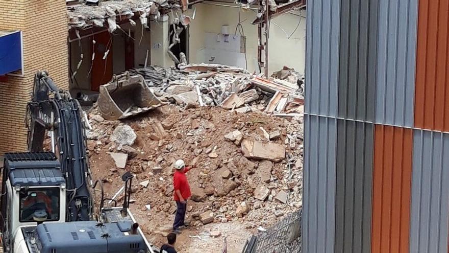 Estos días ha comenzado la demolición de una parte del antiguo del centro de salud para facilitar su reforma y conexión con el nuevo edificio.