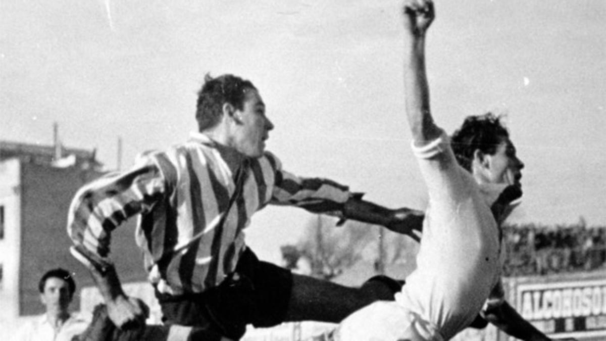 Telmo Zarra (izquierda) remata de cabeza durante un partido del Athletic Club 