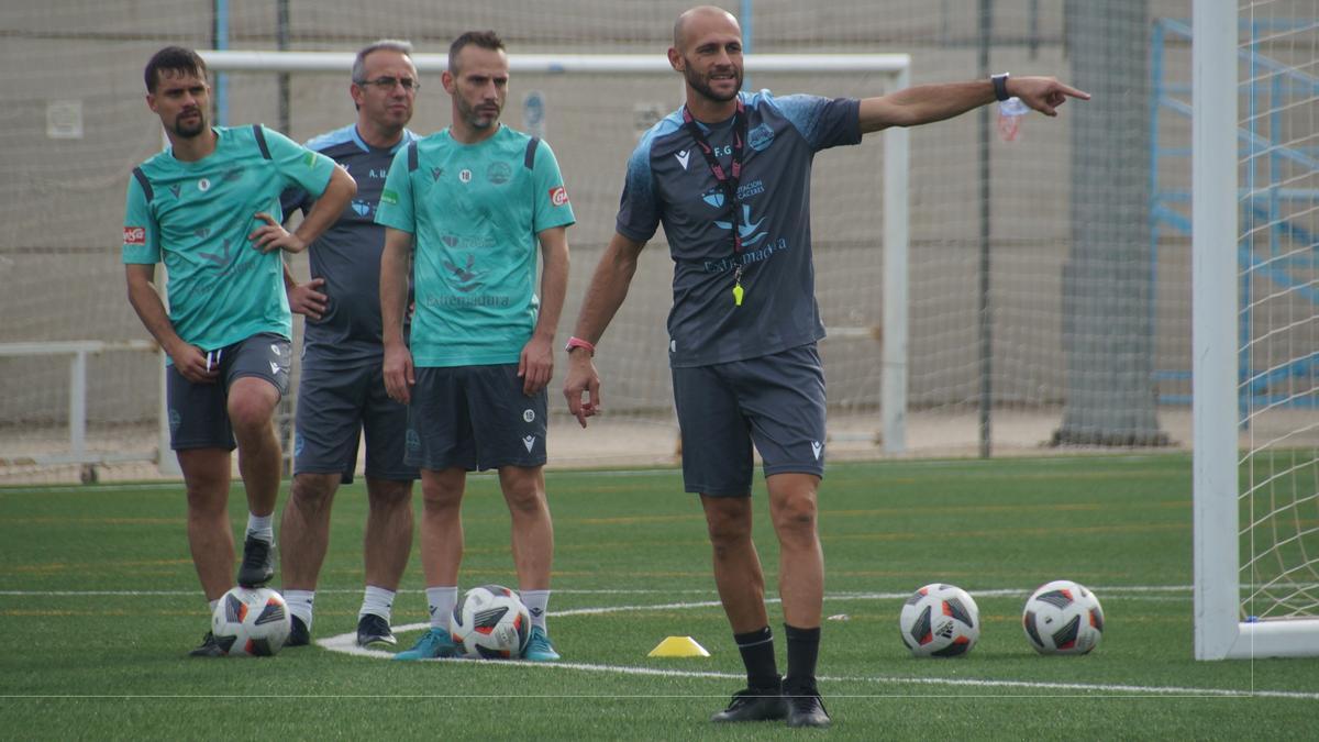 Fran Gómez, derecha, con parte del cuerpo técnico del Coria detrás.