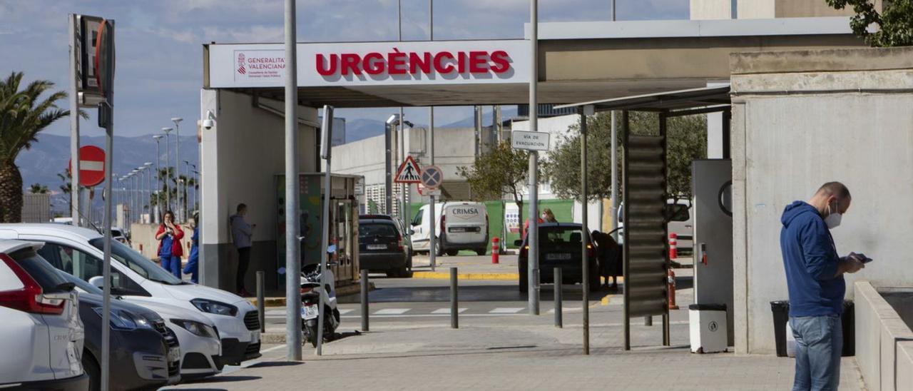 Entrada de urgencias del hospital de Alzira, en una imagen de archivo. | PERALES IBORRA