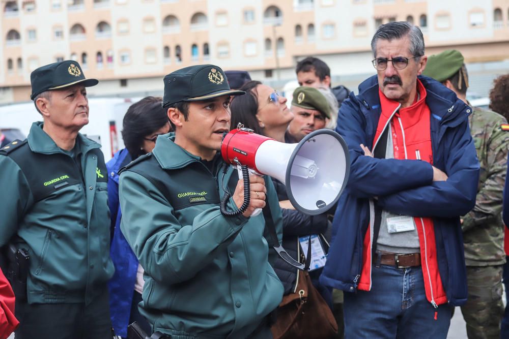 [SIN TITULO] La Generalitat realiza un gran despliegue de recursos, incluido un simulacro de una situación de pillajes en comercios tras un terremoto, helicóptero, bomberos o la intervención de la UME