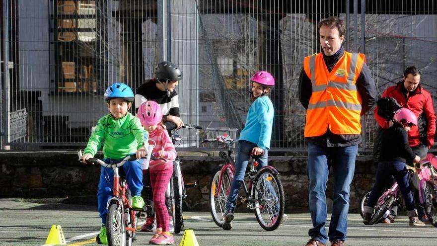 Una actividad de ciclismo en el patio del Jesús Neira.