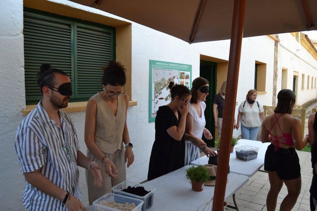 Asistentes durante una de las pruebas de estimulación sensorial. Exterior del Hub de Innovación Tecnológico La Aldehuela, donde tuvo lugar la actividad.