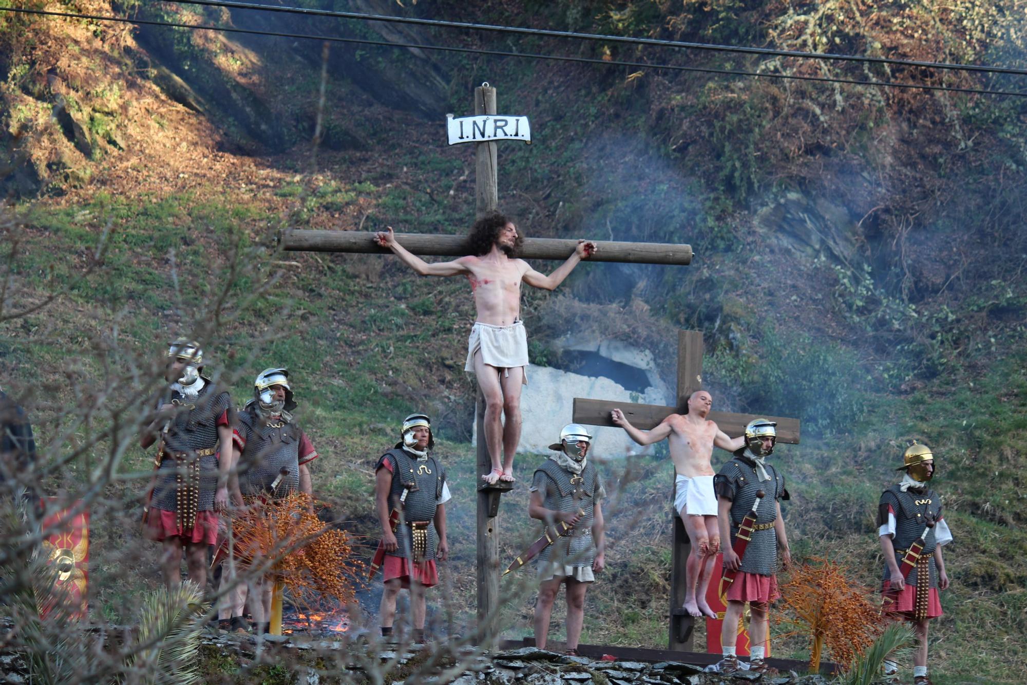 Así es el espectacular vía crucis viviente de Villanueva de Oscos