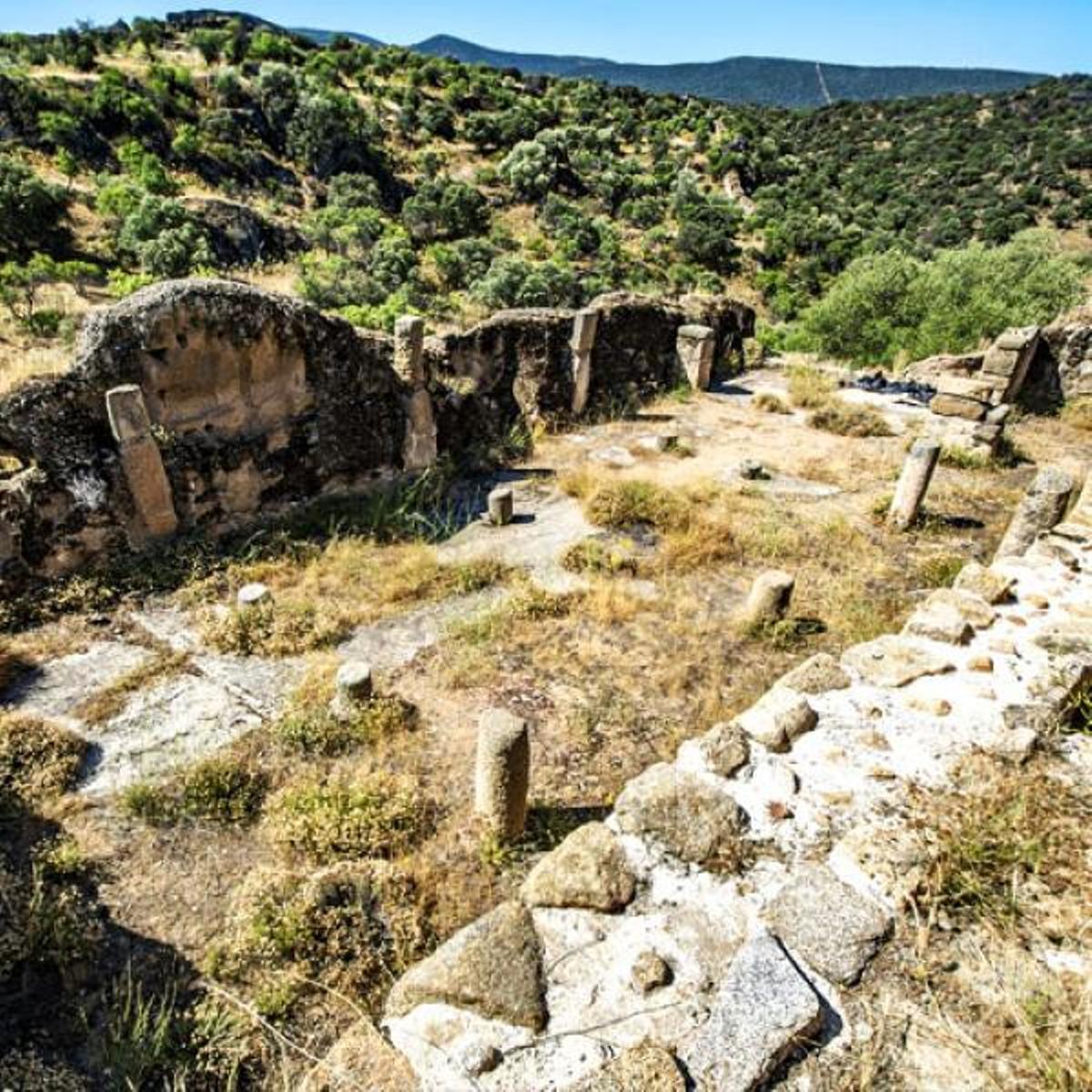 En la Ciudad de Vascos, los muros de piedra siguen asomando entre barrancos graníticos, encinas y senderos como si la antigua medina de Al-Ándalus no hubiera terminado de borrarse nunca