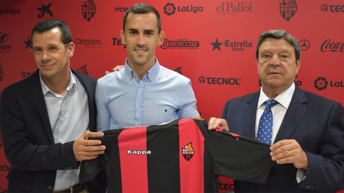 Linares, entre el director deportivo del Reus, Sergi parés, y el presidente, Xavier Llastarri