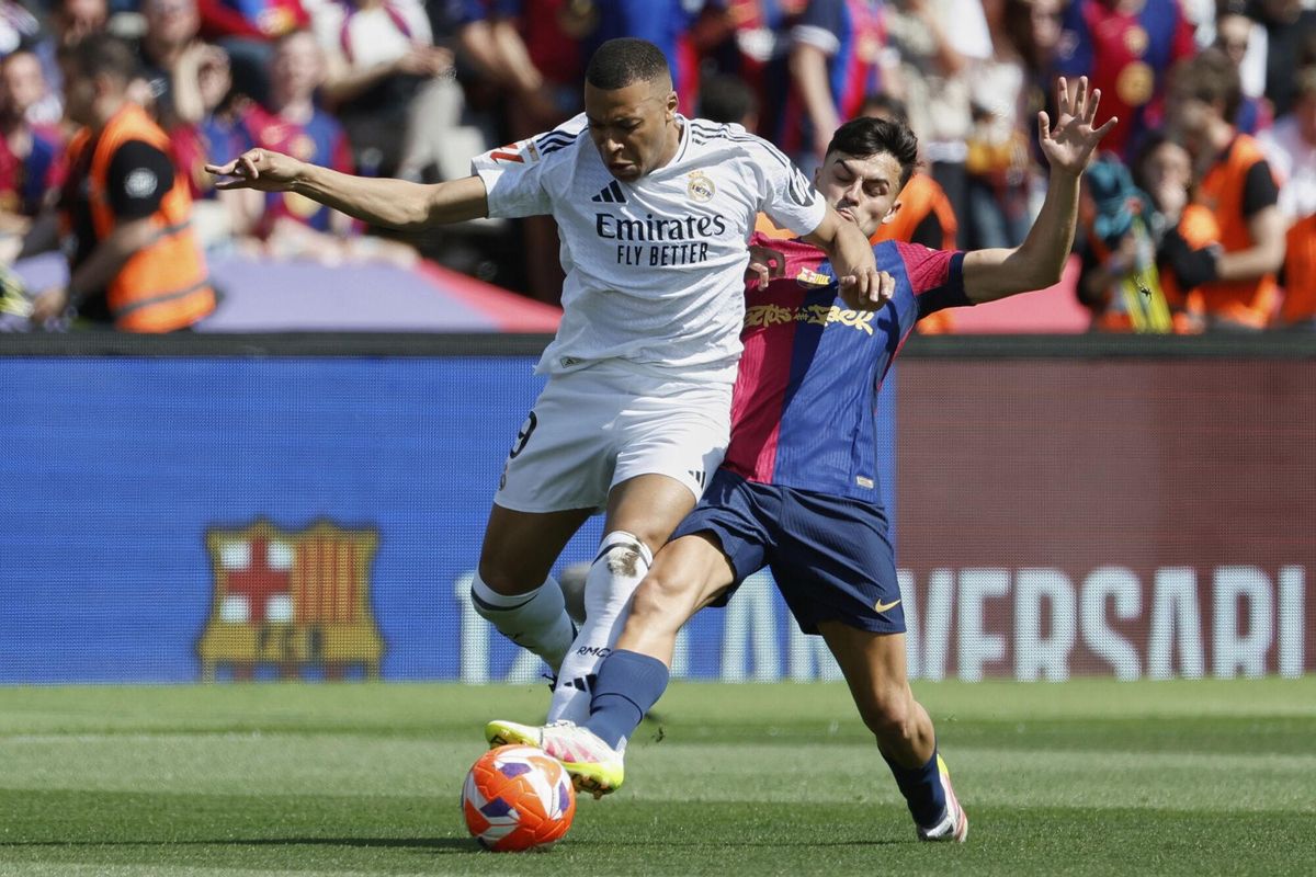 Pedri y Kylian Mbappe en el último clásico.