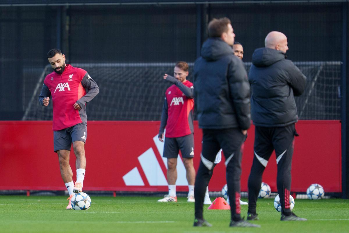 Liverpool's Mohamed Salah, left, controls a ball as manager Arne Slot, right, looks watches a training session in Liverpool, England, Monday, Dec. 8, 2025. (AP Photo/Jon Super) Associate Press/ LaPresse Only Italy and Spain Associate Press/ LaPresse Only Italy and Spain Associate Press/ LaPresse Only Italy and Spain