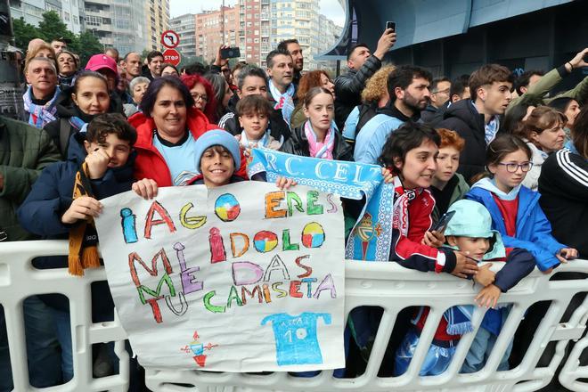 El aliento de la afición al Celta en su llegada a Balaídos ante su primer 'match ball' por la salvación