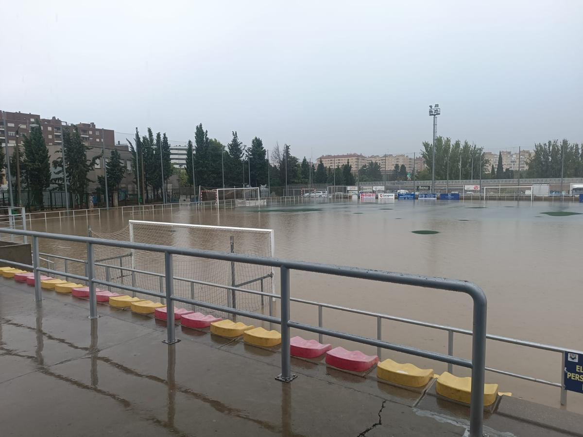 El antes y el después del campo de fútbol de San José tras la gran tormenta del sábado El antes y el después del campo de fútbol de San José tras la gran tormenta del sábado