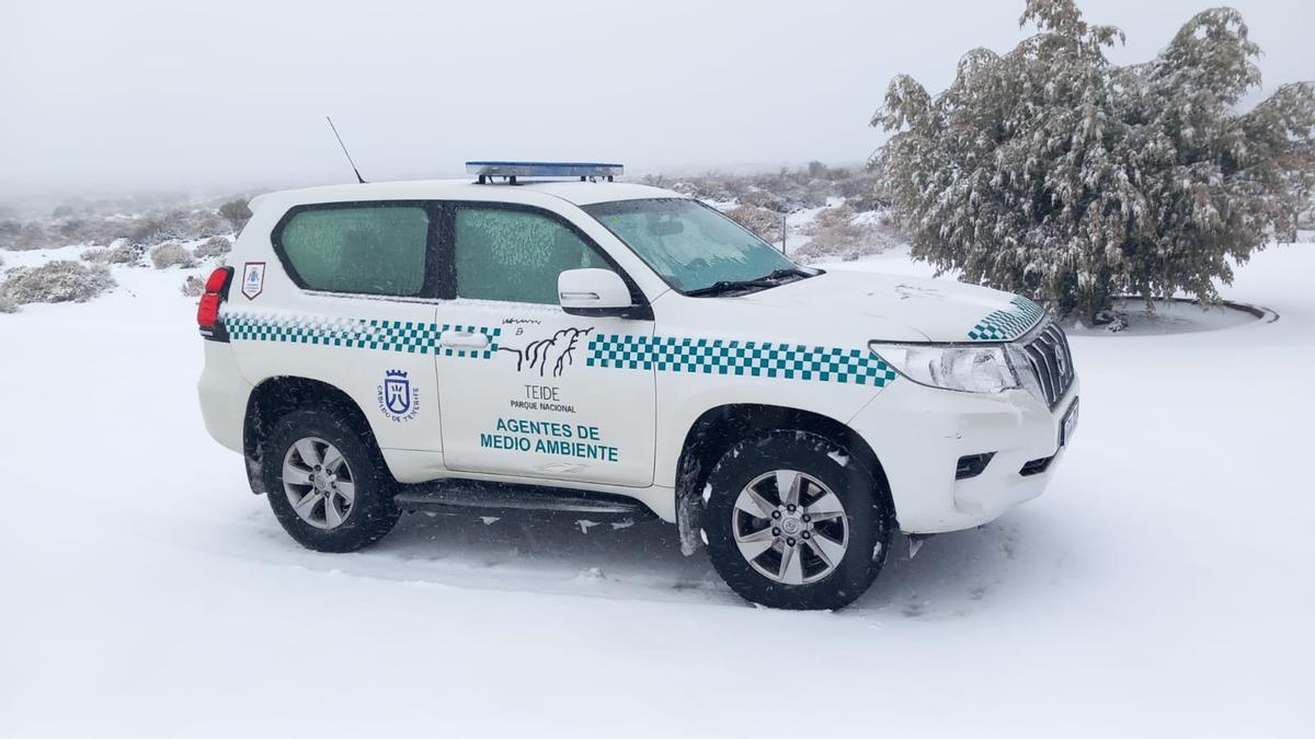 Vehículo en el que Evenepoel y su equipo abandonaron El Teide.