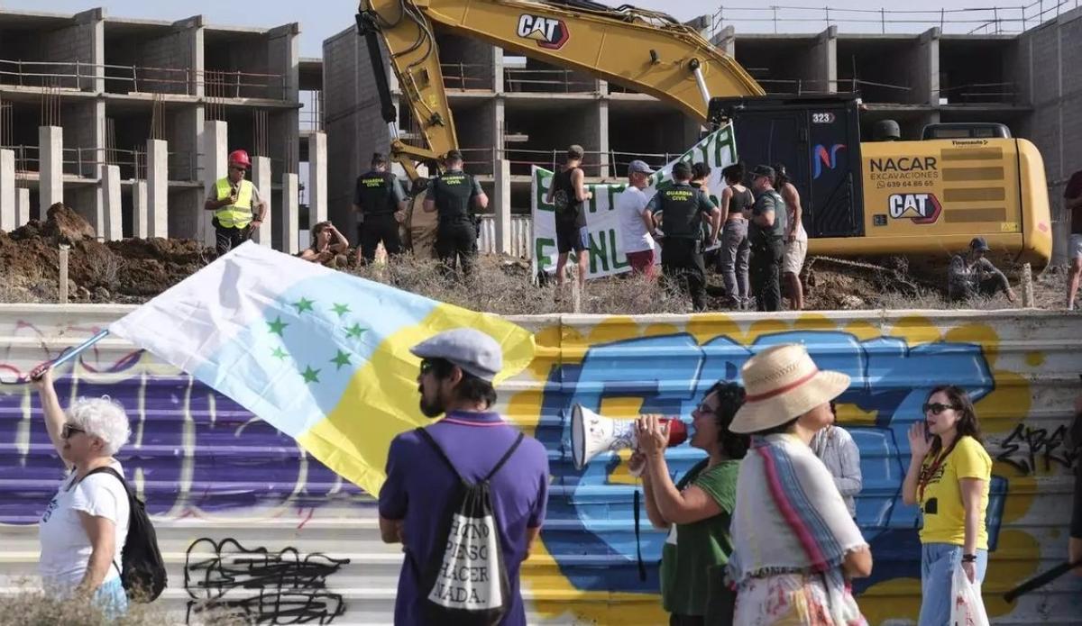 Activists try to stop the construction of the luxury hotel being built in La Tejita.