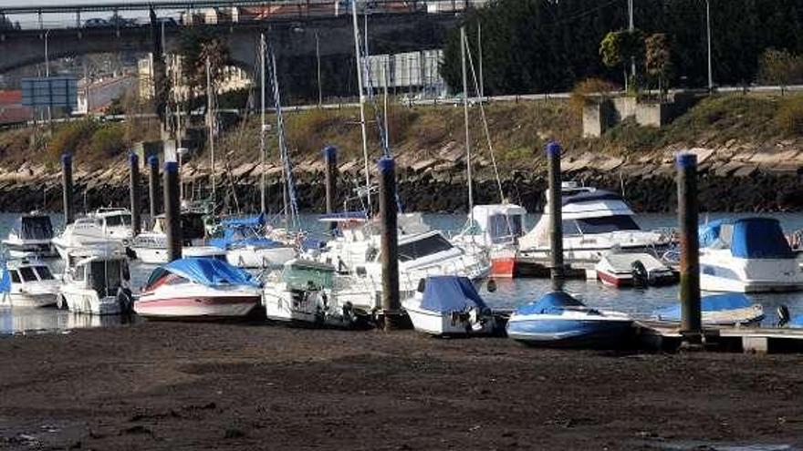 Barcos varados en el Club Naval con la marea baja.  // R. Vázquez