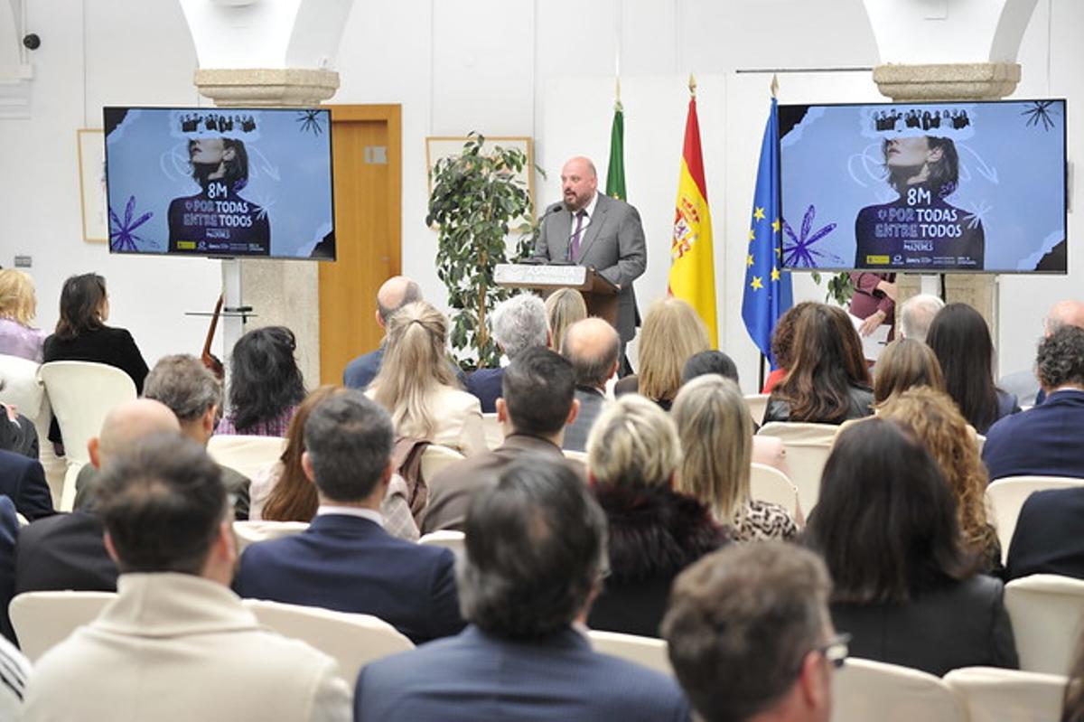 Galería | Acto institucional del Día de la Mujer en la Asamblea de Extremadura