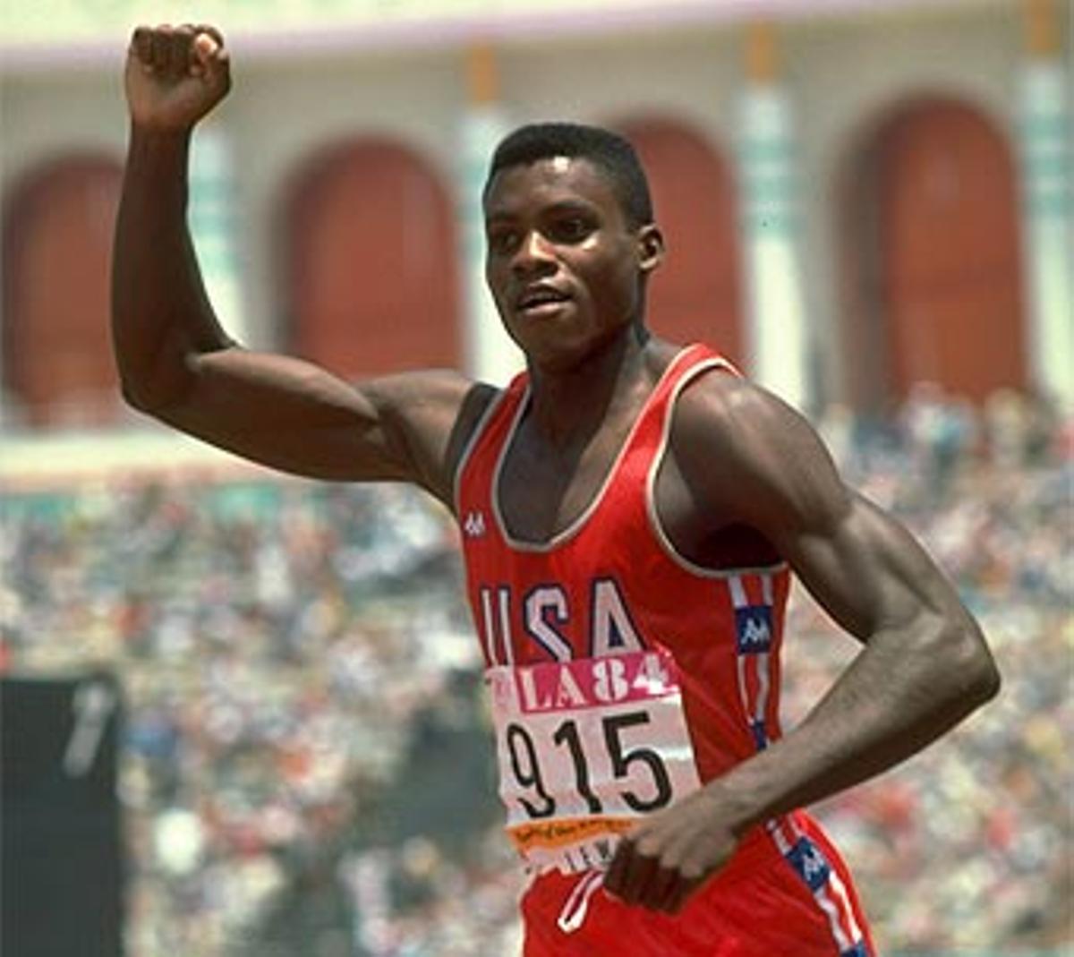 El atleta de velocidad y salto de longitud Carl Lewis.