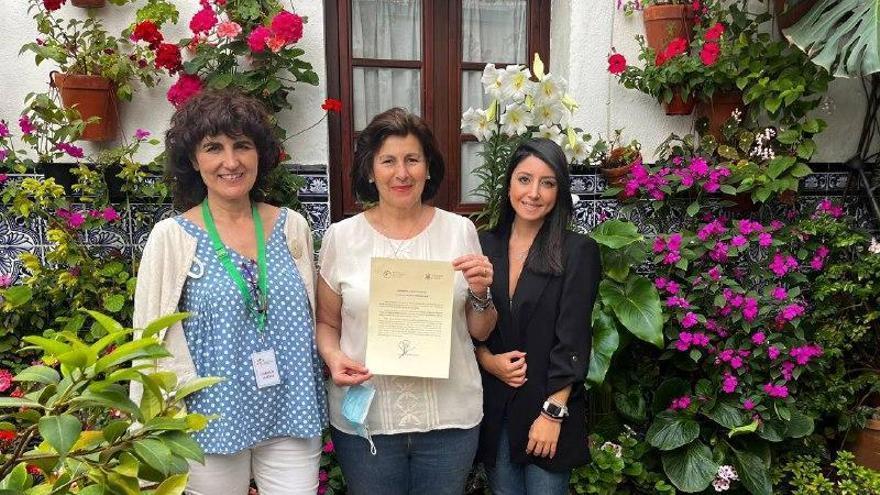 Cintia Bustos entrega el galardón a las cuidadoras del patio de la calle Pedro Fernández, 6.