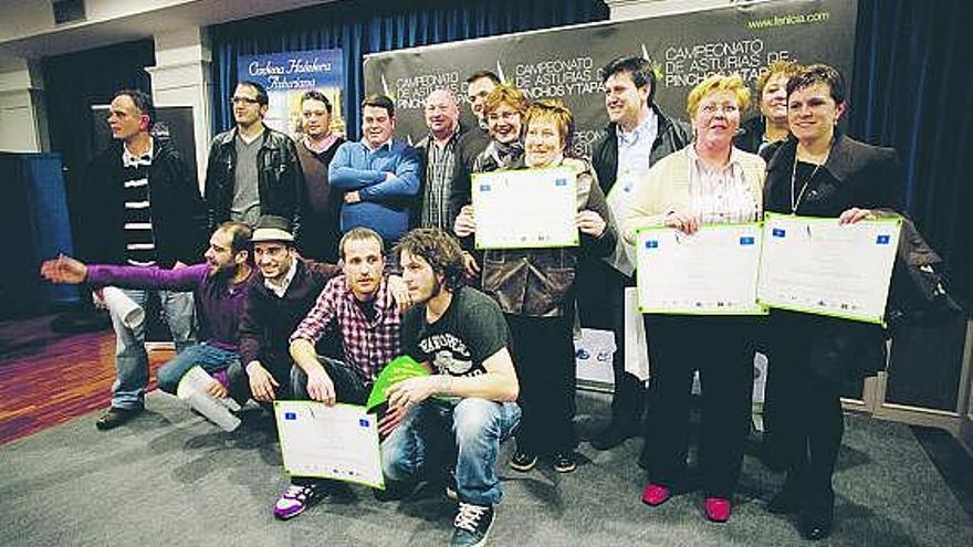 finalistas y ganadores. Los finalistas y los ganadores del III Concurso de Pinchos y Tapas, ayer, en una foto de familia, tras conocer el nombre de los vencedores en un acto que se celebró en Avilés, sede del certamen regional.