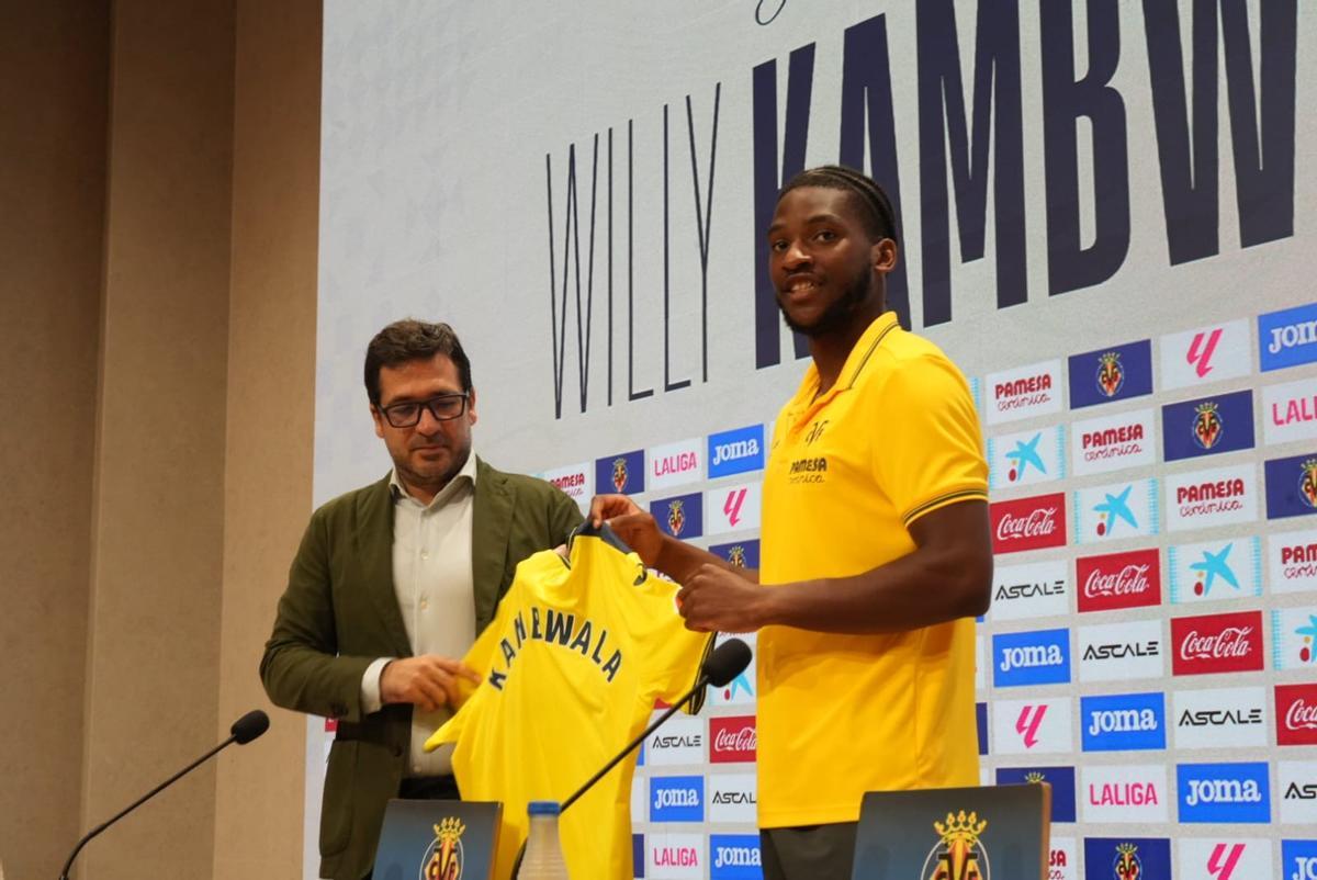 Willy Kambwala (d), junto al consejero delegado, Fernando Roig Negueroles (i), en su presentación como jugador del Villarreal.