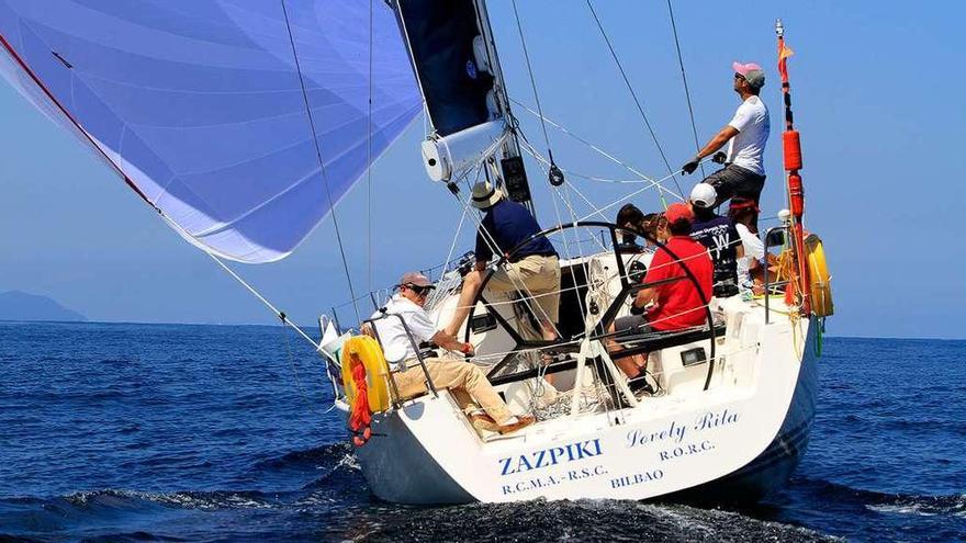 El &quot;Zazpiki&quot;, durante la primera etapa de la regata.