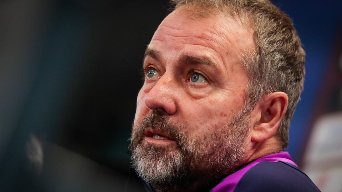 Flick siempre responde con educación y elegancia en las ruedas de prensa