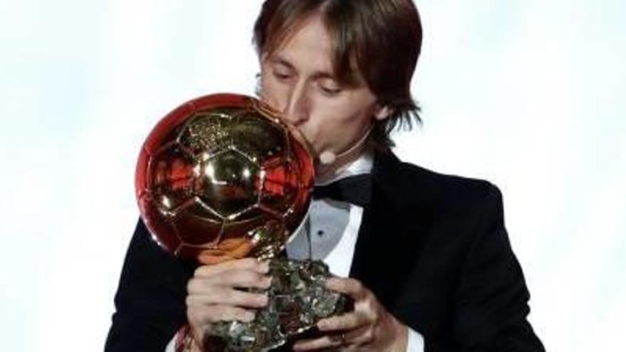 Luka Modric besa la Pilota d&#039;Or, ahir a París