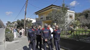 Els Mossos dialogant amb les famílies que han ocupat la casa.