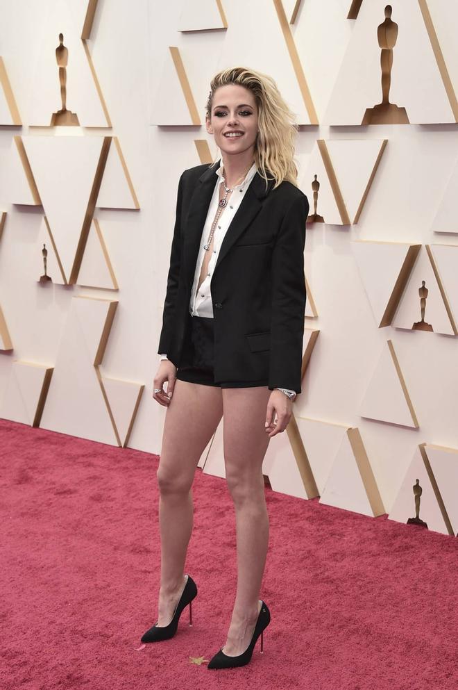 Kristen Stewart en la alfombra roja de los Oscars 2022