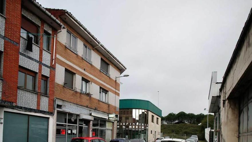 La calle Lagos de Somiedo, en El Cruce de Llaranes.