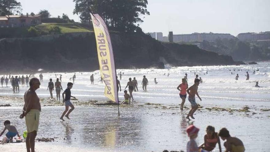 Paseantes, bañistas y deportistas en la playa de Bastiagueiro.