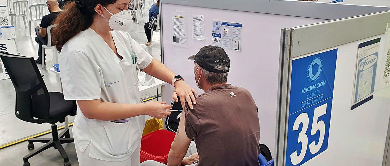Una enfermera administra una vacuna, en el Ifevi de Vigo.