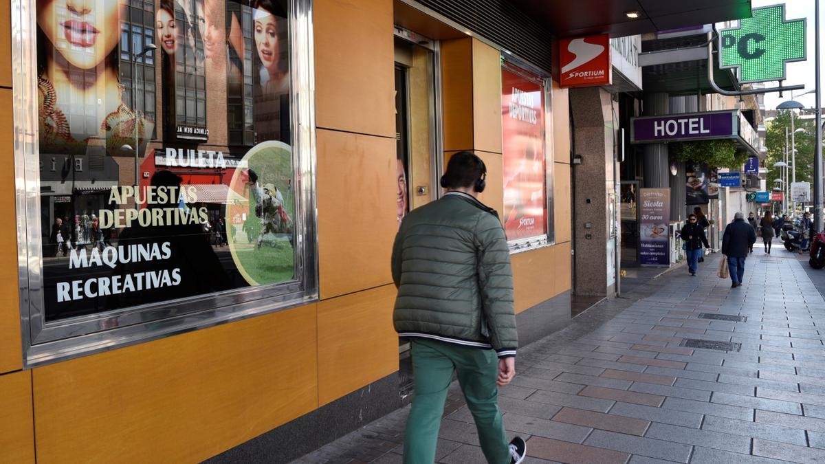 Un hombre pasa frente a un local de juegos de azar.