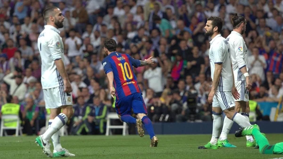 Messi celebra entre los jugadores del Madrid el primero de sus goles.