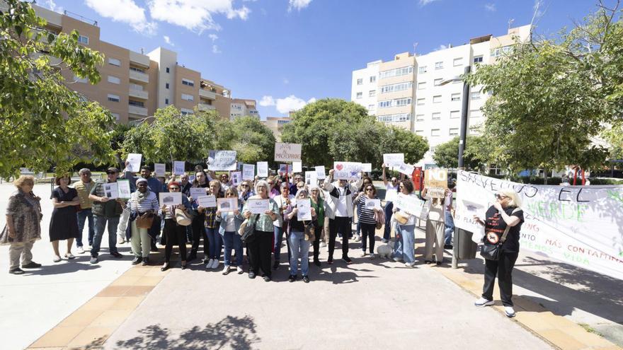 Un centenar de vecinos vuelven a clamar contra el proyecto de ‘macroparking’ en Ibiza