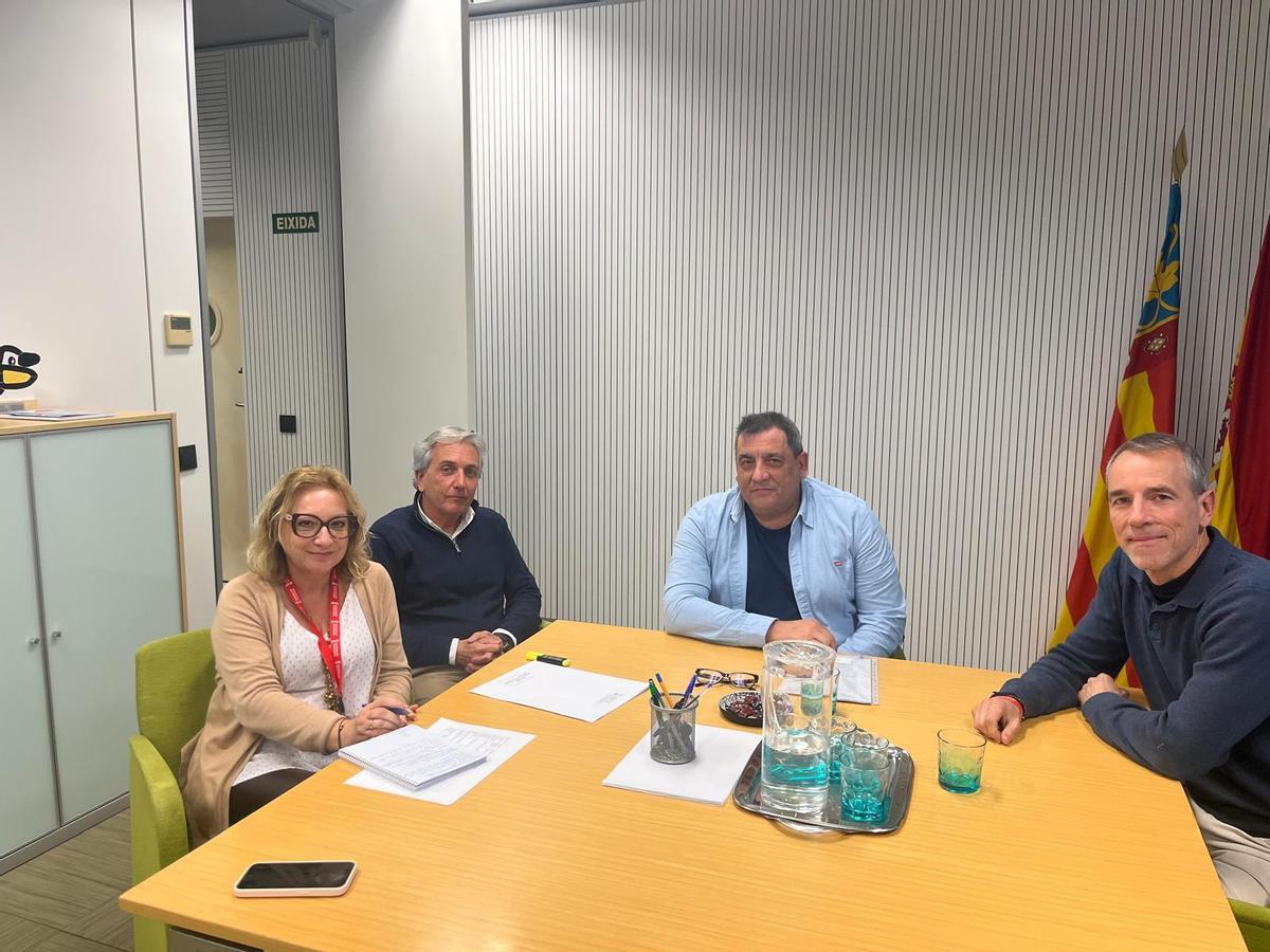 Raúl Mérida con los portavoces de Tots a una veu