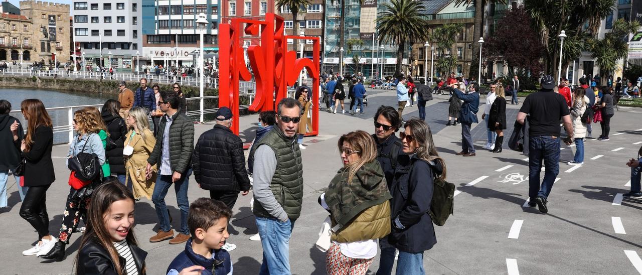 Turistas en las calles de Gijón